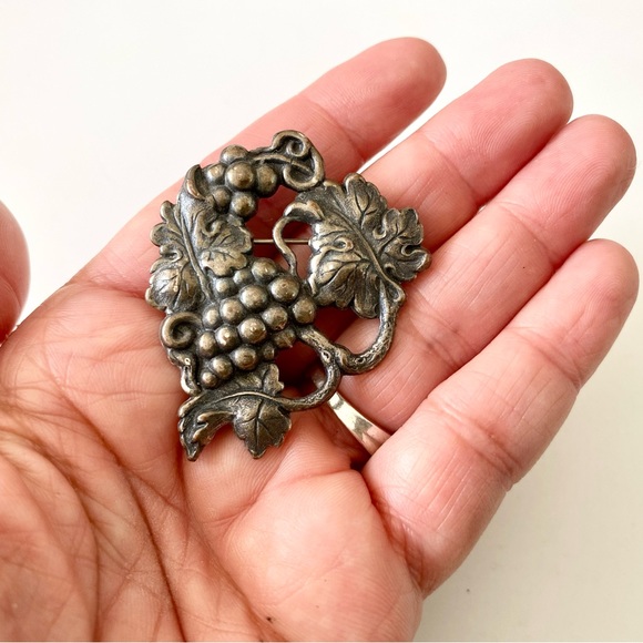 Antique Vintage Art Nouveau Vineyard Grapes & Leaves Silver Brooch Sash Pin. - Picture 5 of 5